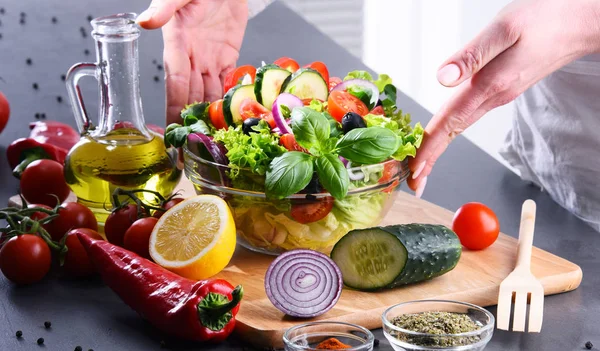 Pregătirea unei salate de legume din ingrediente organice proaspete — Fotografie, imagine de stoc