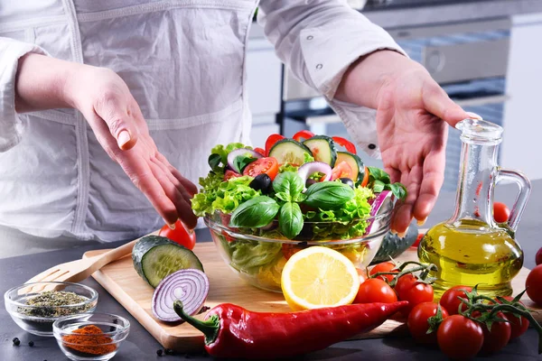 Подготовка овощного салата из свежих органических продуктов — стоковое фото