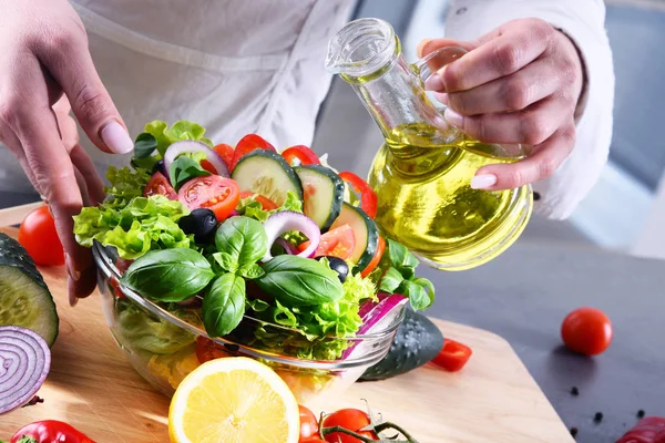 Fremstilling af en grøntsagssalat af friske økologiske ingredienser - Stock-foto