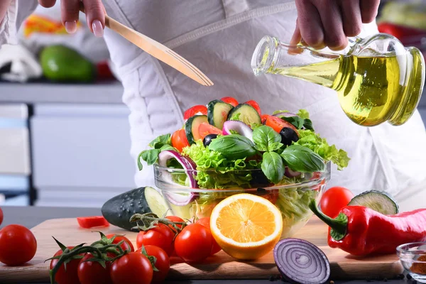 Taze organik malzemelerden yapılmış sebze salatası. — Stok fotoğraf