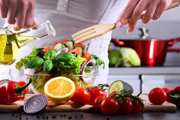 Taze organik malzemelerden yapılmış sebze salatası. — Stok fotoğraf