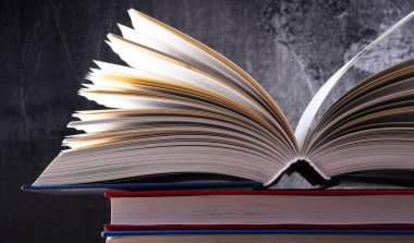 Açık kitap ile kompozisyon