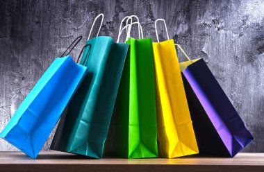 Renkli kağıt alışveriş torbalarıyla kompozisyon
