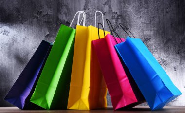 Renkli kağıt alışveriş torbalarıyla kompozisyon