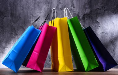 Renkli kağıt alışveriş torbalarıyla kompozisyon