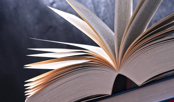 Açık kitap ile kompozisyon