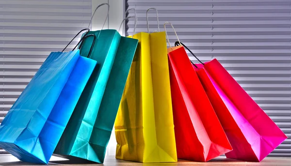 Renkli kağıt alışveriş torbalarıyla kompozisyon — Stok fotoğraf