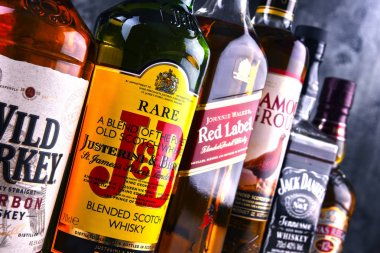 Birkaç küresel viski marka şişe