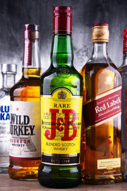 Çeşitli küresel sert likör markalar şişe