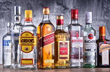 Çeşitli küresel sert likör markalar şişe