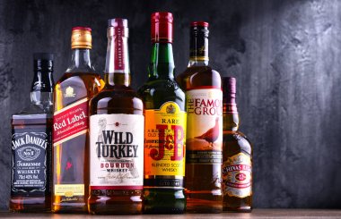 Birkaç küresel viski marka şişe