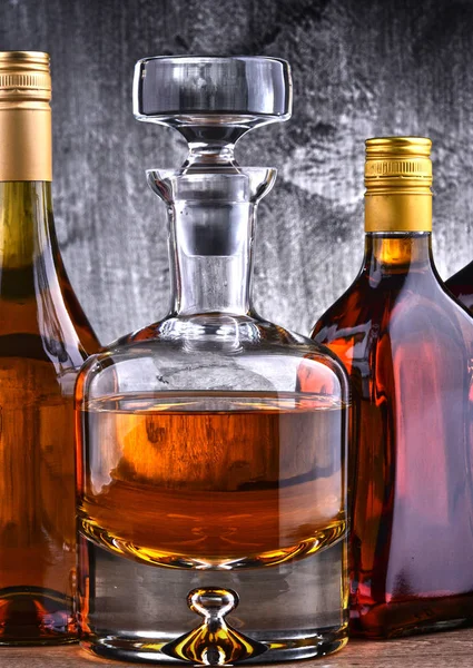 Jarra y botellas de bebidas alcohólicas variadas . — Foto de Stock