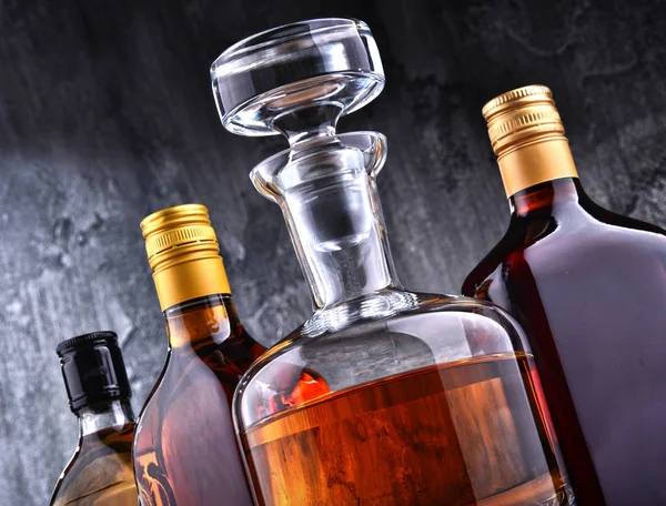 Caraffa e bottiglie di bevande alcoliche assortite . — Foto Stock