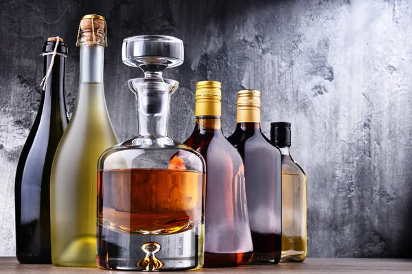 Καράφα και μπουκάλια με διάφορα αλκοολούχα ποτά. — Φωτογραφία Αρχείου