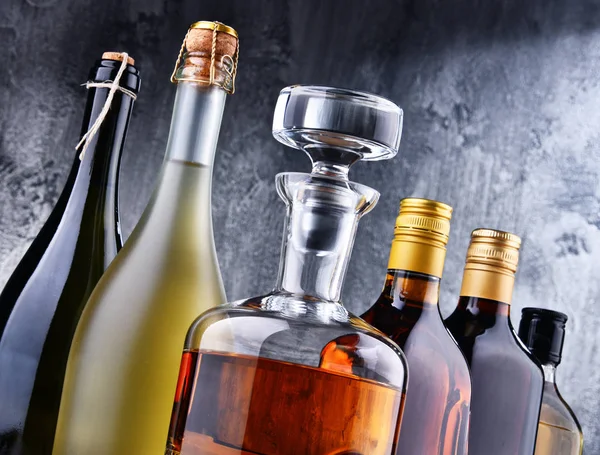 Καράφα και μπουκάλια με διάφορα αλκοολούχα ποτά. — Φωτογραφία Αρχείου