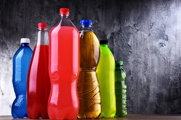 Plastic flessen van diverse koolzuurhoudende frisdranken — Stockfoto
