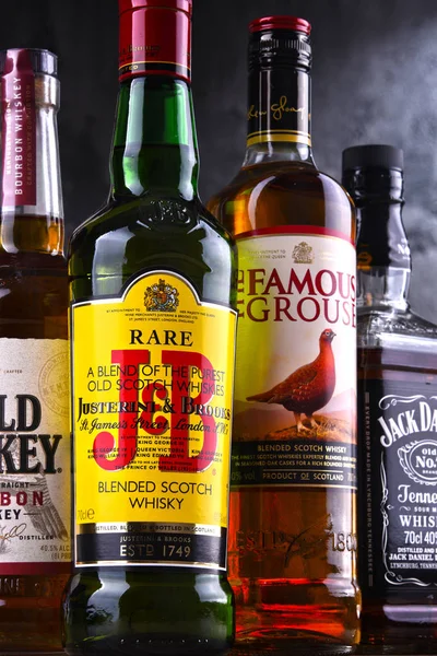 Botellas de varias marcas globales de whisky — Foto de Stock