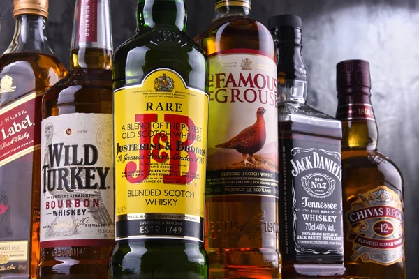 Botellas de varias marcas globales de whisky — Foto de Stock