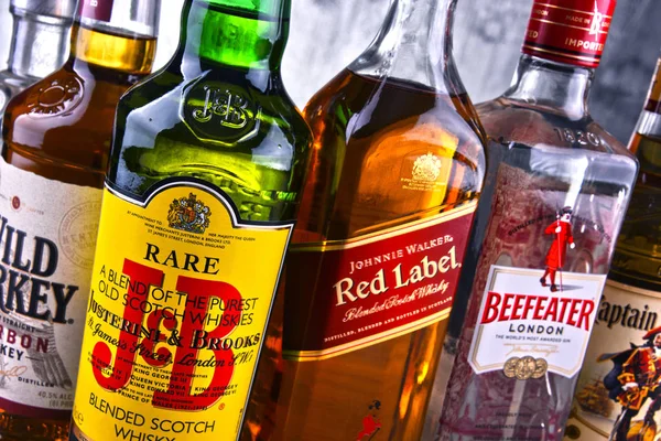 Botellas de una variedad de marcas globales de licor duro — Foto de Stock
