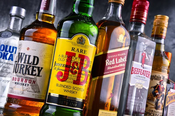 Lahve různé globální tvrdý alkohol značek — Stock fotografie