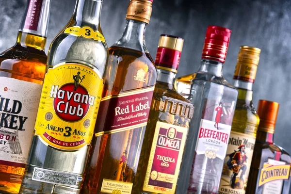 Garrafas de marcas globais variadas de licor duro — Fotografia de Stock