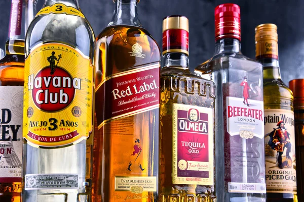 Botellas de una variedad de marcas globales de licor duro — Foto de Stock