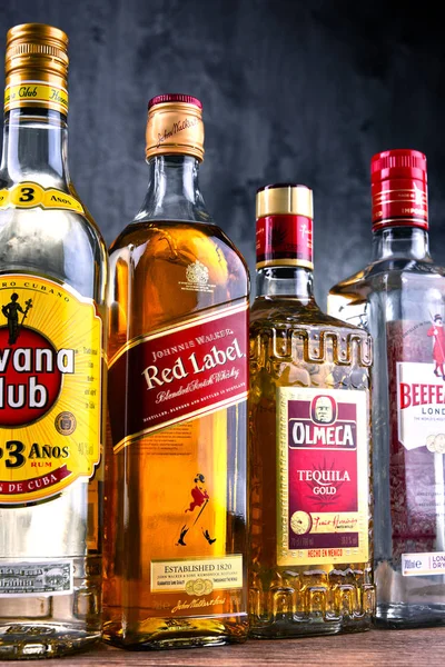 Botellas de una variedad de marcas globales de licor duro — Foto de Stock