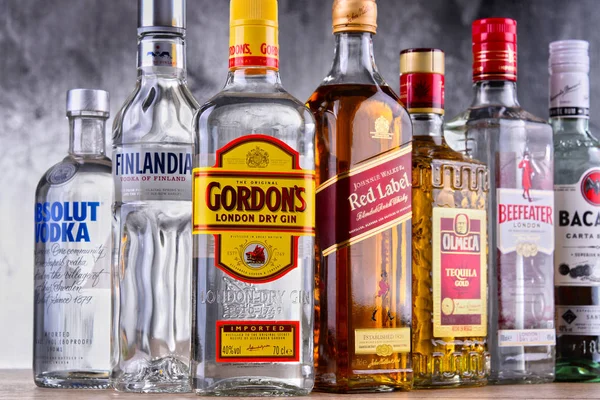 Botellas de una variedad de marcas globales de licor duro — Foto de Stock