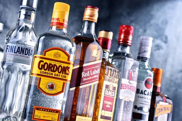 Botellas de una variedad de marcas globales de licor duro — Foto de Stock