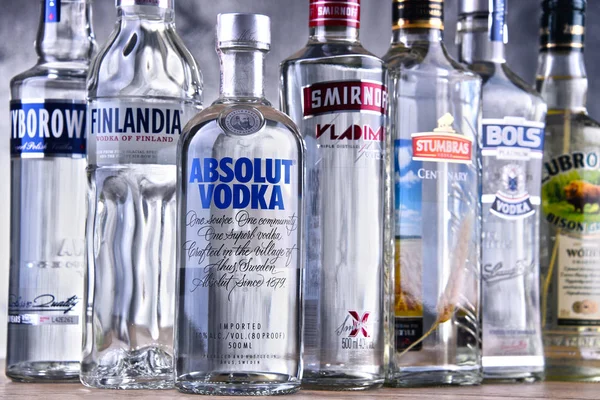 Botellas de varias marcas globales de vodka — Foto de Stock