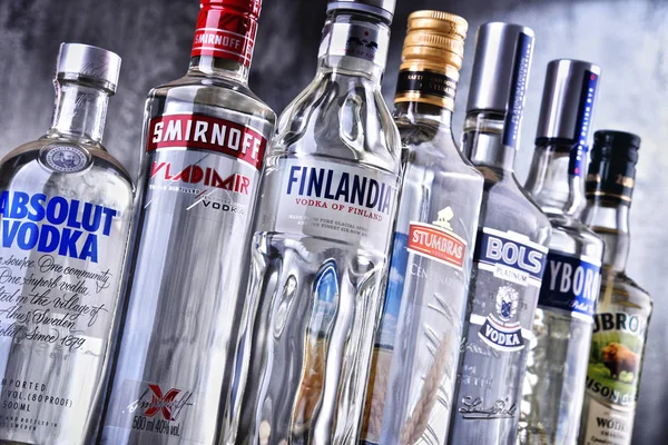 Birkaç küresel marka votka şişe