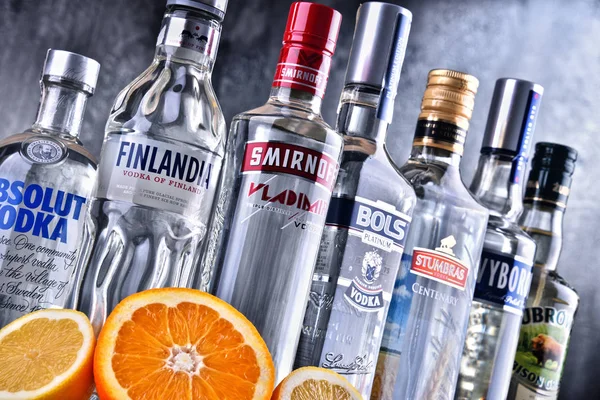 Flaschen mehrerer globaler Wodka-Marken — Stockfoto