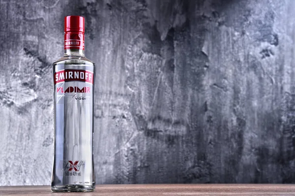 Bottiglia di vodka con etichetta rossa Smirnoff — Foto Stock