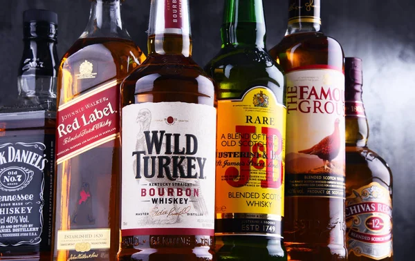 Botellas de varias marcas globales de whisky — Foto de Stock