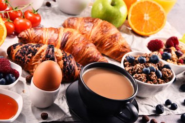 Kahve, meyve suyu, kruvasan ve meyve ile Kahvaltı