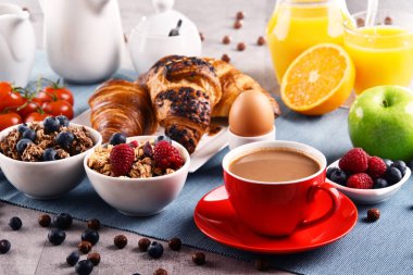 Kahve, meyve suyu, kruvasan ve meyve ile Kahvaltı