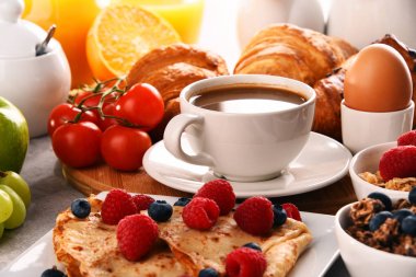 Kahve, meyve suyu, kruvasan ve meyve ile Kahvaltı