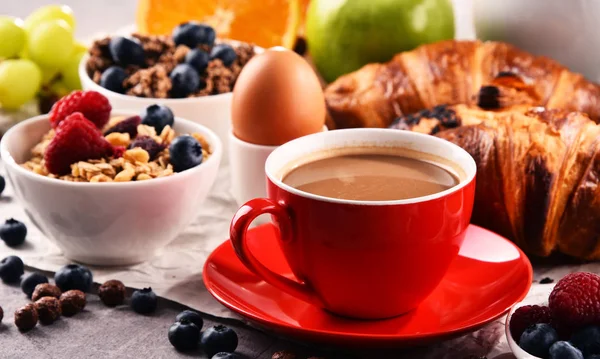Café da manhã servido com café, suco, croissants e frutas — Fotografia de Stock