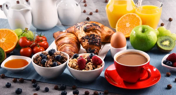 Café da manhã servido com café, suco, croissants e frutas — Fotografia de Stock