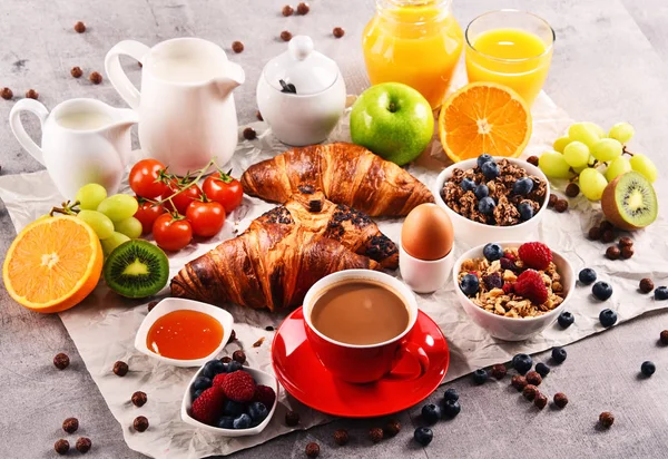 Café da manhã servido com café, suco, croissants e frutas — Fotografia de Stock