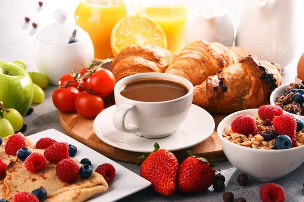 Café da manhã servido com café, suco, croissants e frutas — Fotografia de Stock