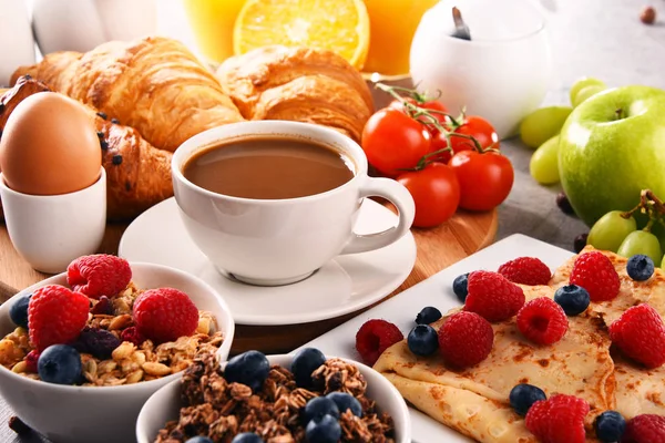 Завтрак с кофе, соком, круассанами и фруктами — стоковое фото