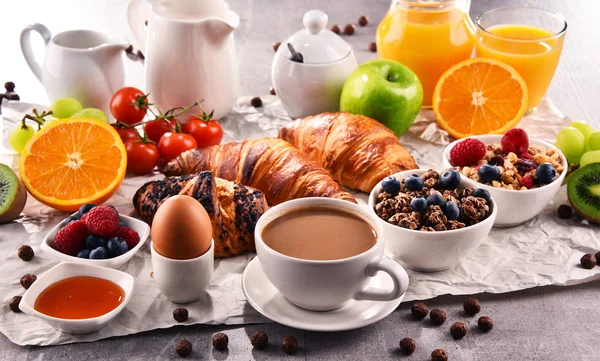 Desayuno servido con café, zumo, croissants y frutas —  Fotos de Stock