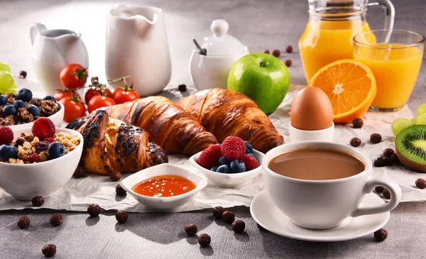 Café da manhã servido com café, suco, croissants e frutas — Fotografia de Stock