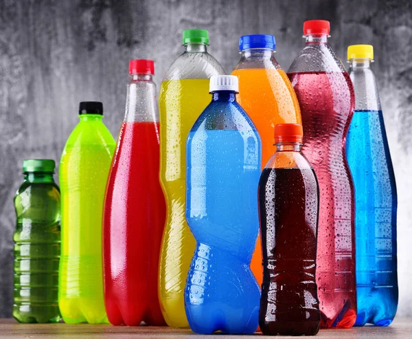 Plastikflaschen mit verschiedenen kohlensäurehaltigen Limonaden — Stockfoto