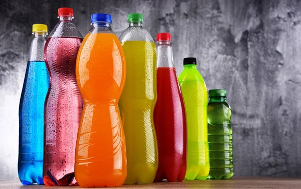 Plastové lahve různé sycených nealkoholických nápojů — Stock fotografie