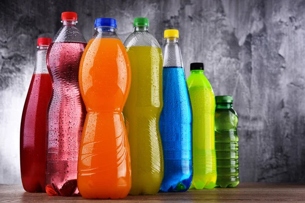 Plastikflaschen mit verschiedenen kohlensäurehaltigen Limonaden — Stockfoto