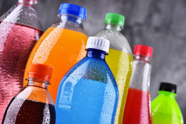 Műanyag palack válogatott szénsavas üdítők — Stock Fotó