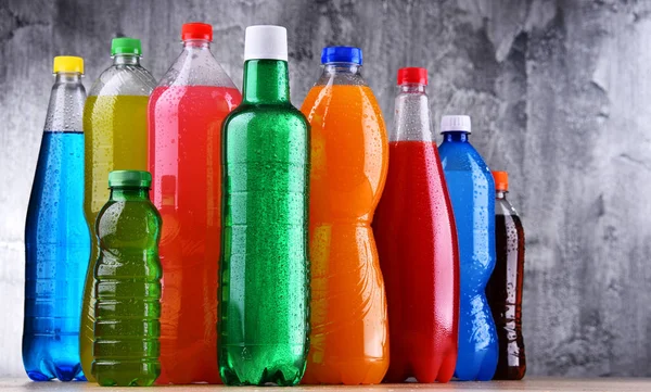 Plastic Flessen Van Diverse Koolzuurhoudende Frisdranken Verschillende Kleuren — Stockfoto