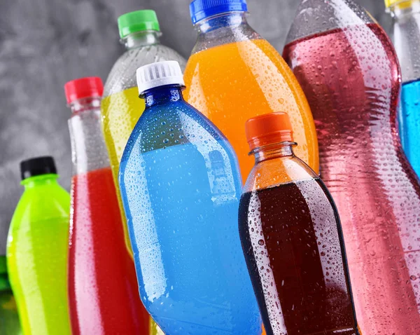 Bottiglie di plastica di bibite gassate assortite — Foto Stock